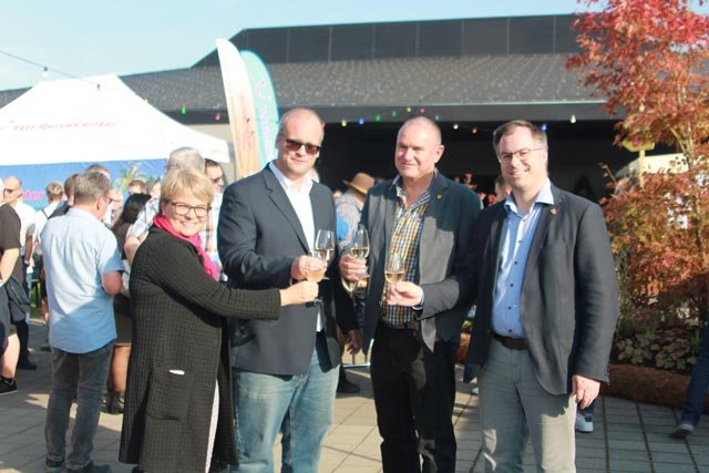 22_41_hela_eroeffnung_gruppe